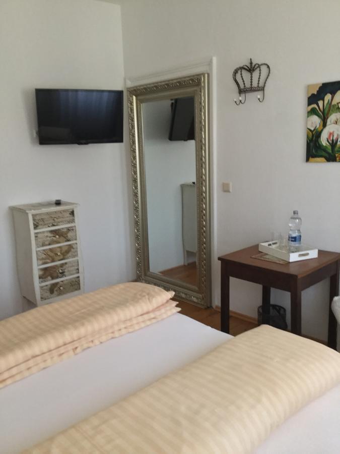 Bed and Breakfast Vivo-Vino Weisenheim am Sand Esterno foto
